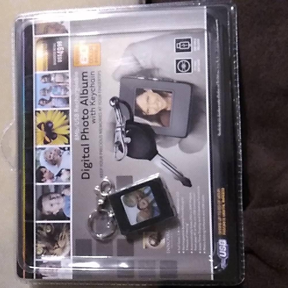 NWT 8Mb/USB Rechargeable Digital Photo Album with Keychain.
